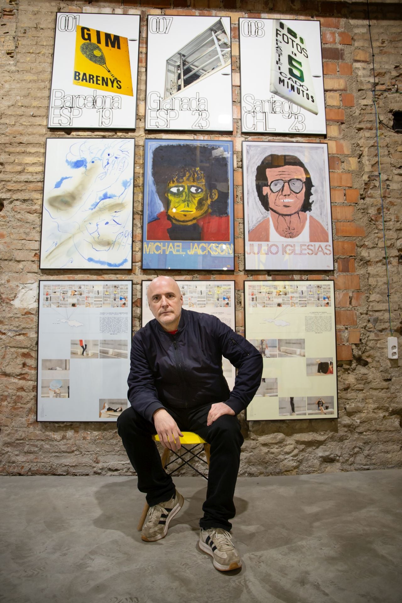 Fernando Álvarez de Cienfuegos junto a los carteles.